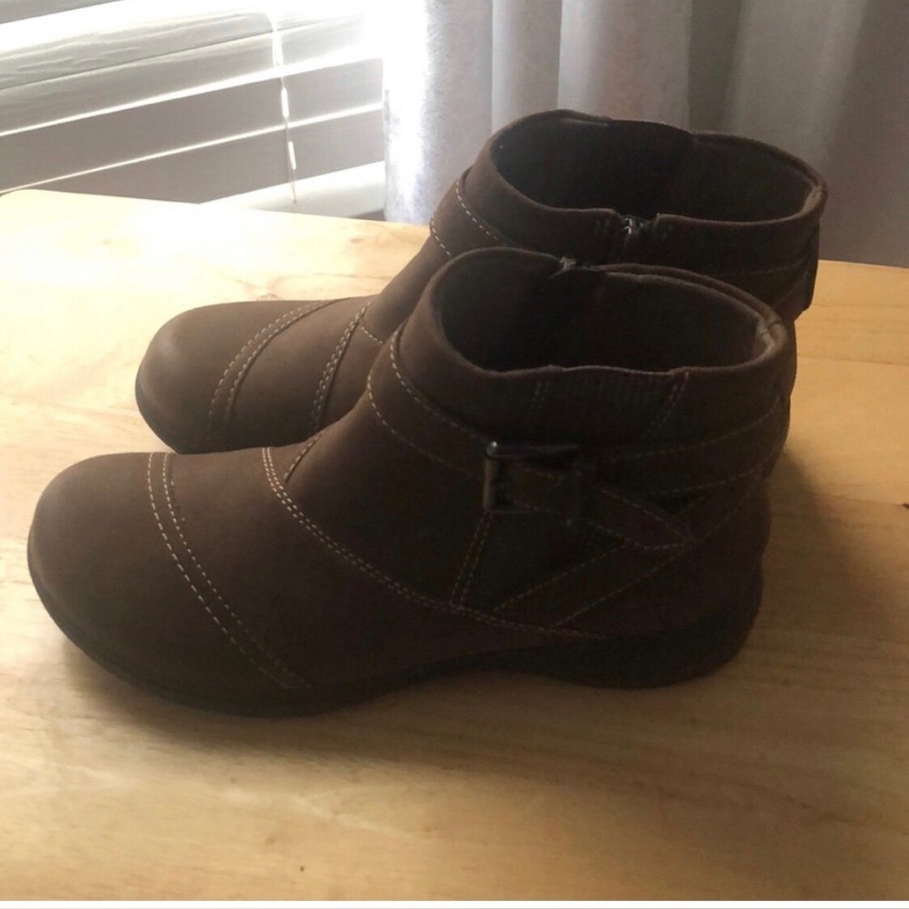 NWOT Clarks Collection Carleigh Dalia Ankle
Boots Taupe Nubuck Leather 8.5 or 8 - Picture 4 of 7